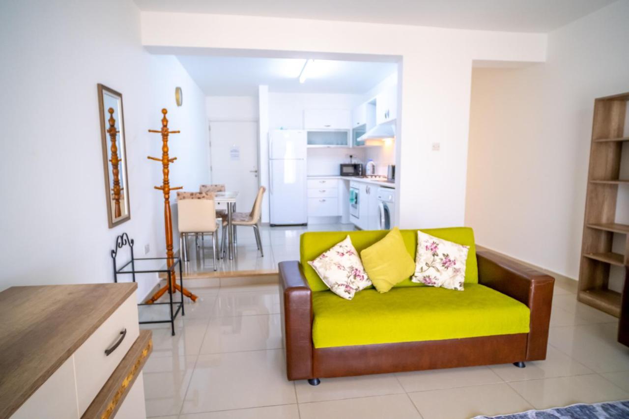 Spacious Three-Bedroom Apartment With Sea View A3 كيرينيا المظهر الخارجي الصورة