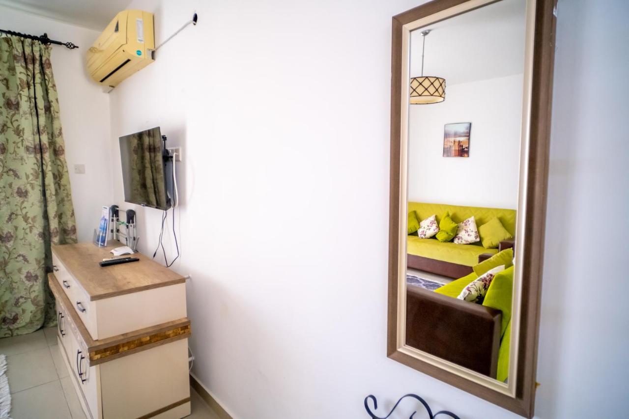 Spacious Three-Bedroom Apartment With Sea View A3 كيرينيا المظهر الخارجي الصورة